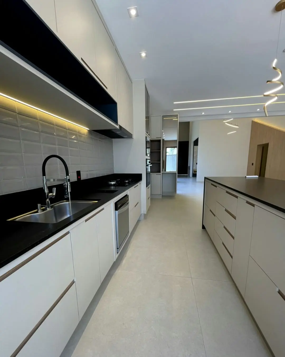 Cozinha planejada moderna com bancada central