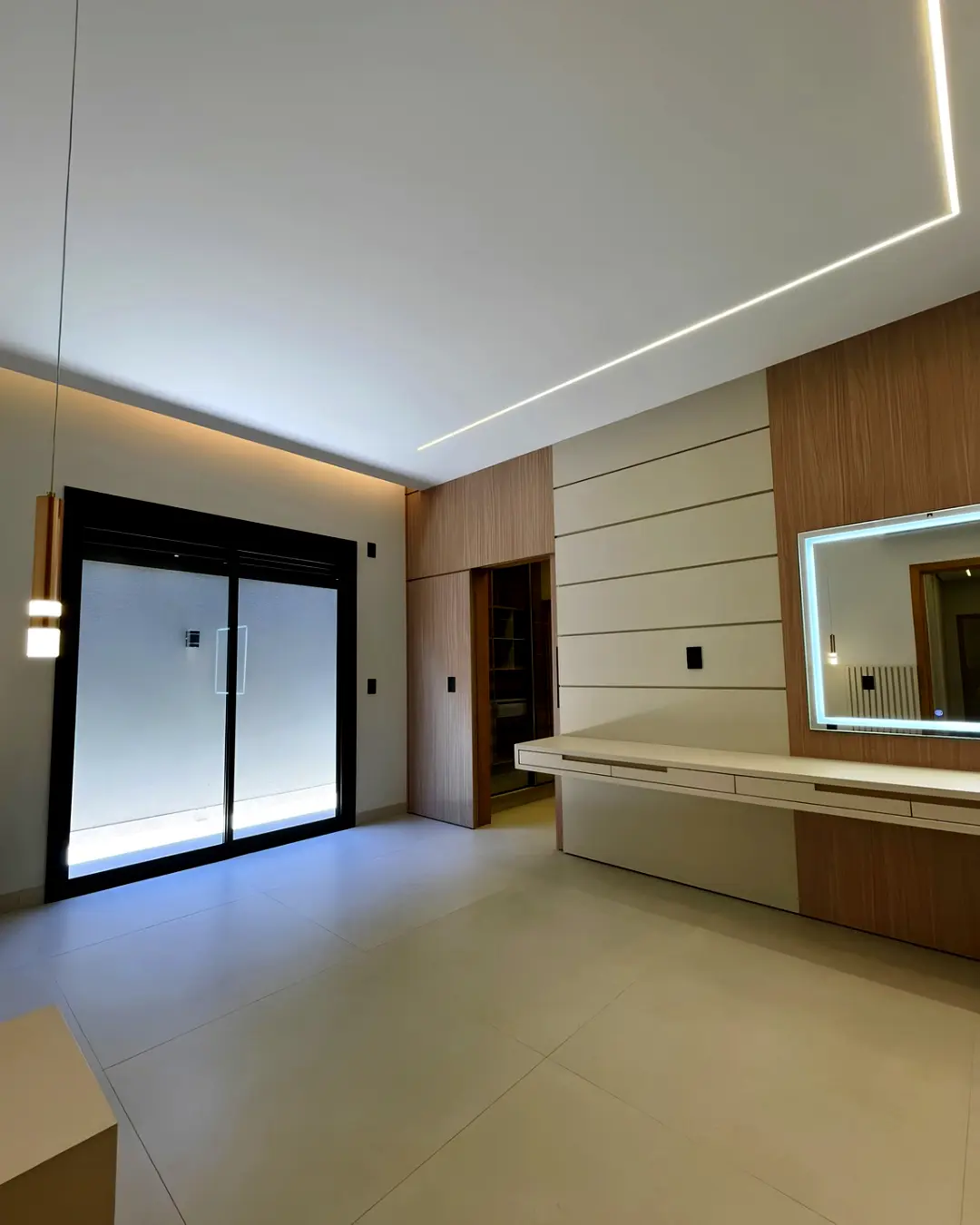Dormitório planejado com painel e penteadeira
