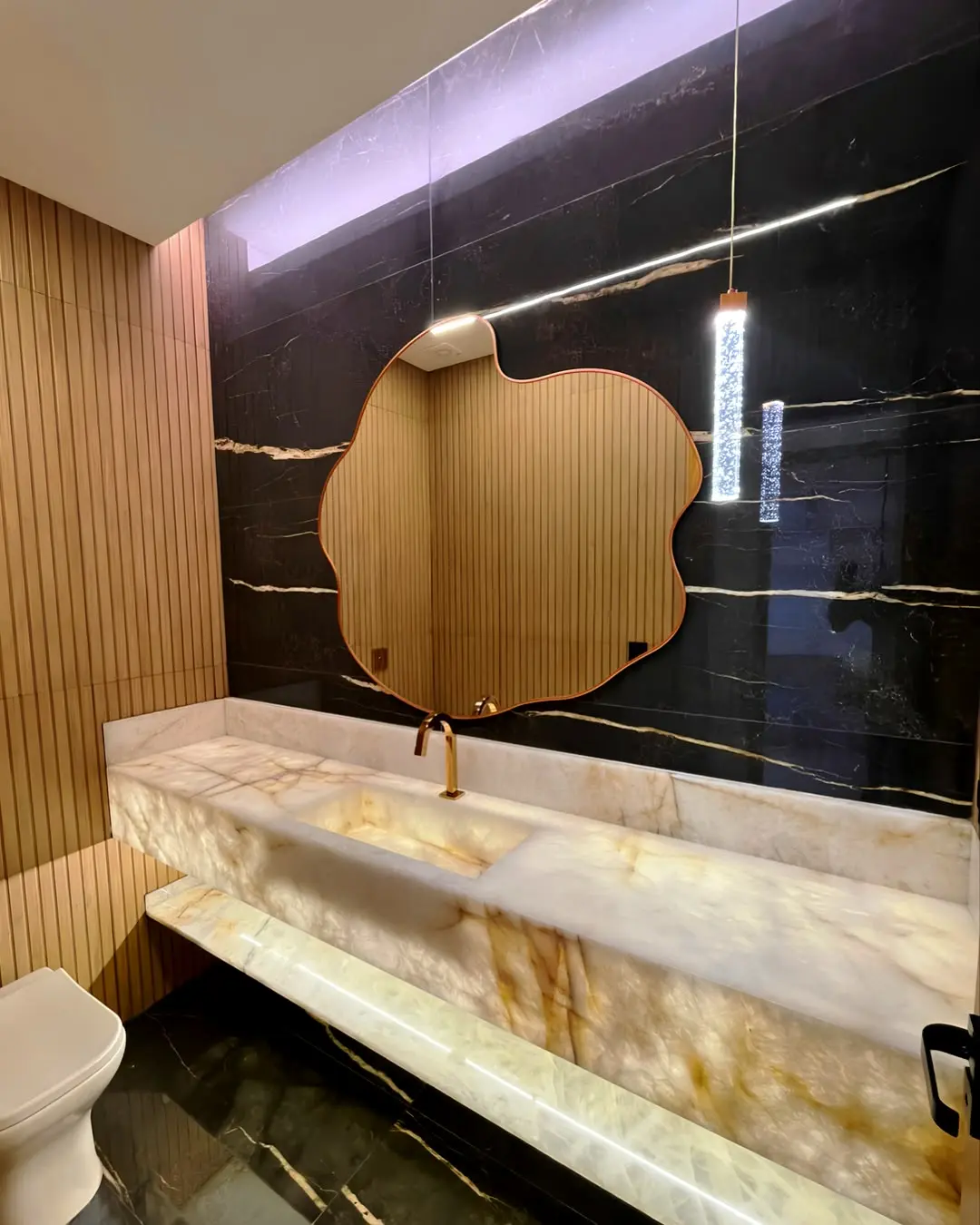 Lavabo planejado com bancada iluminada