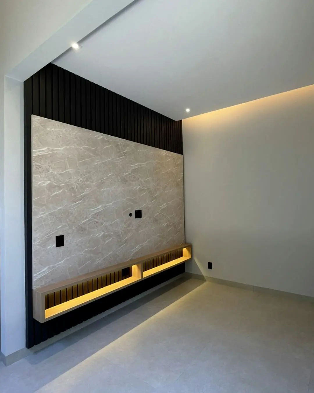 Sala planejada com painel de televisão iluminado