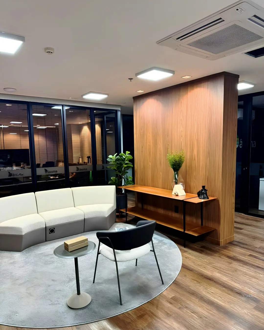 Ambiente corporativo planejado com acabamento em madeira