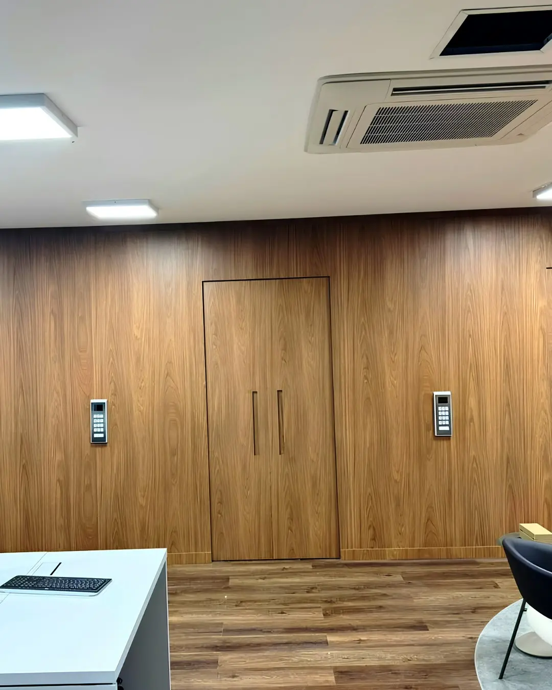 Escritório planejado com painel e porta integrada