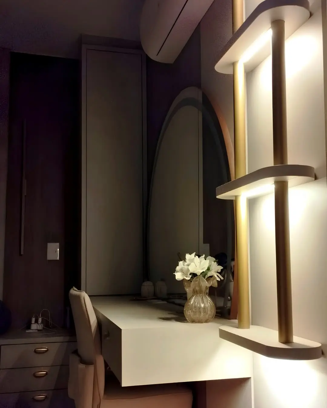 Penteadeira planejada com iluminação decorativa