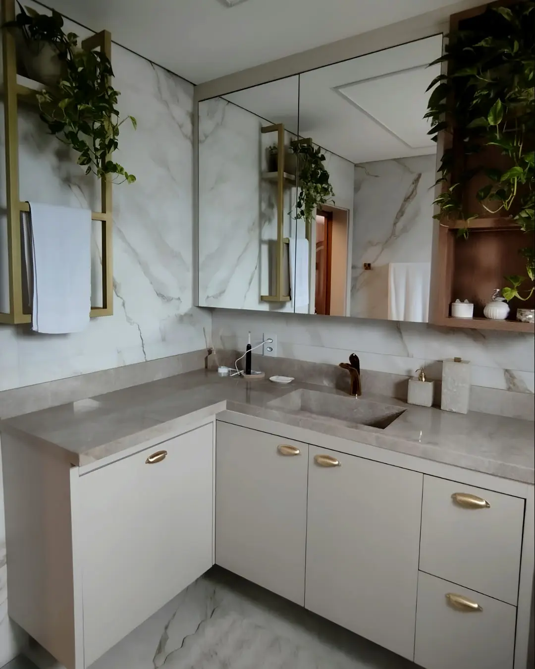 Banheiro planejado com armário espelhado e jardim vertical