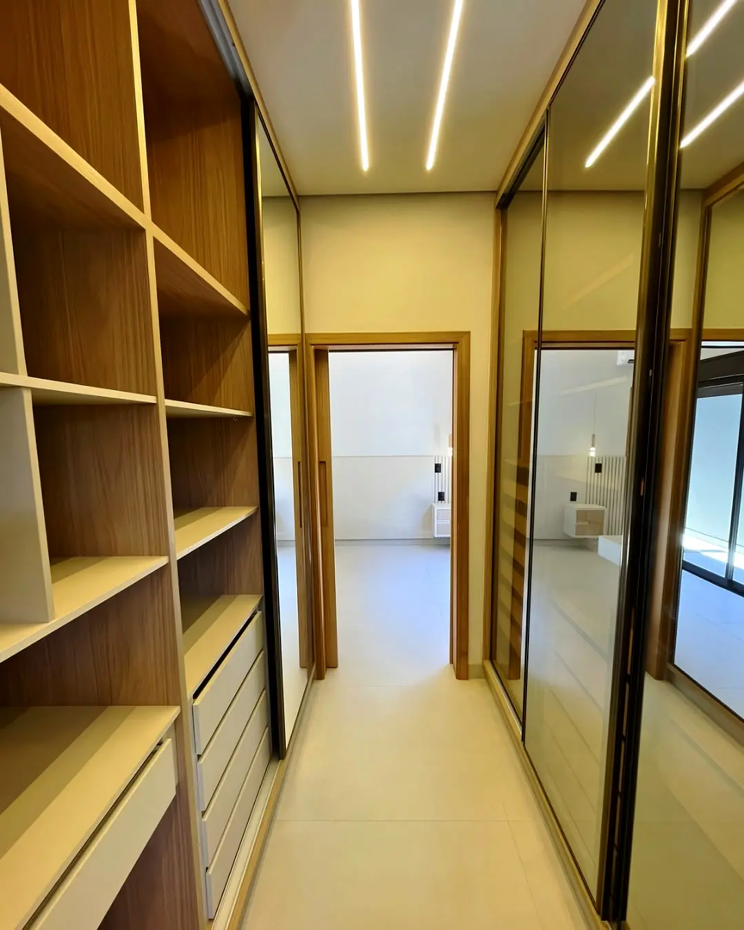 Closet planejado com portas espelhadas