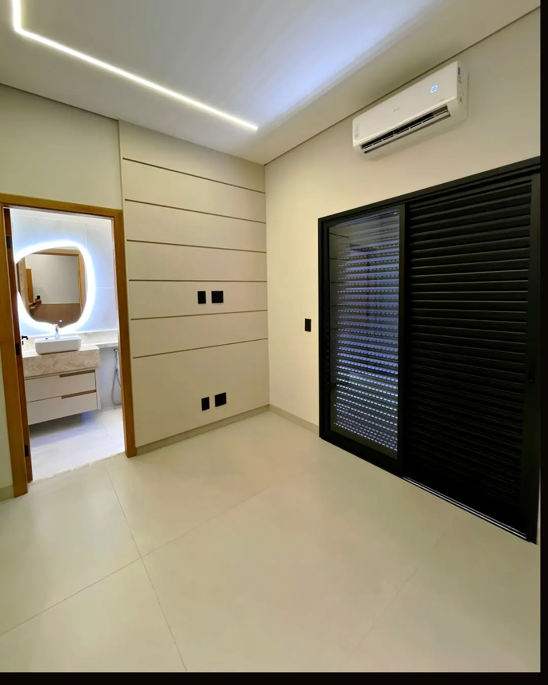 Dormitório planejado com painel e porta para banheiro