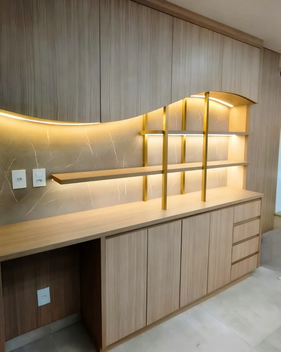 Móvel planejado com bancada e prateleiras iluminadas